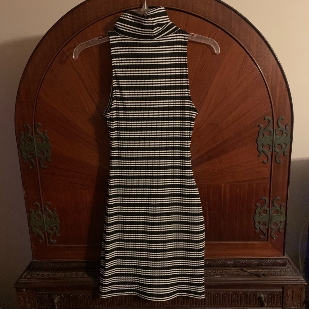 *donated* Kendall & Kylie Bodycon Dress - Picture 4 of 4